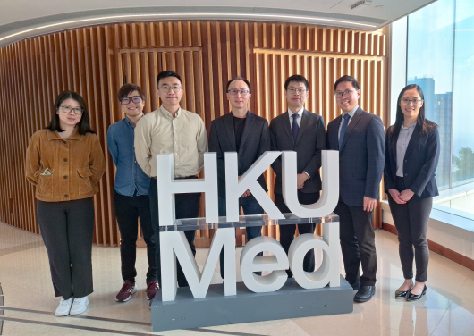 港大醫學院研究團隊開發全球首個用於甲狀腺癌診斷的AI模型，準確率超過90%，能大幅縮短診前準備時間。該研究由胡子祺教授（中）及馮文謙醫生（右三）領導。
 